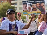 Familiares realizan una protesta para exigir se encuentre a los ocho jóvenes desaparecidos el 22 de mayo, que trabajaban en un call center en el estado de Jalisco, que presuntamente se dedicaba a hacer fraudes de tiempos compartidos.