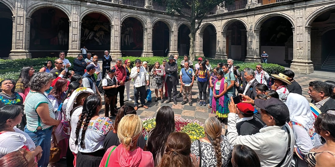 ASAMBLEA de las comunidades indígenas de la ciudad, ayer, en San Ildefonso.