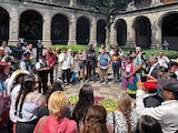 ASAMBLEA de las comunidades indígenas de la ciudad, ayer, en San Ildefonso.