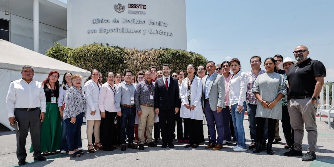Martí Batres visita Clínica de Medicina Familiar del ISSSTE en Puebla.