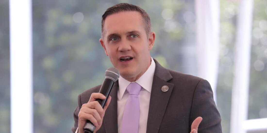 Adrián Rubalcava entrega apoyo del programa "Jefas y Jefes de Familia".