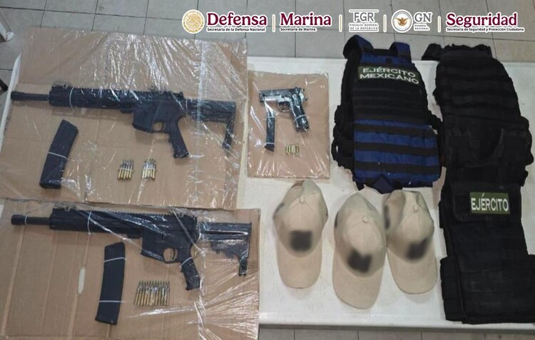 Equipos tácticos y armas decomisadas a los detenidos durante el operativo en Tabasco.