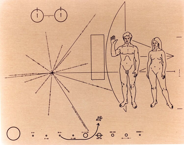 Esta es la placa que fue enviada en el Pioneer 10, que incluye un mensaje dirigido a la vida extraterrestre.
