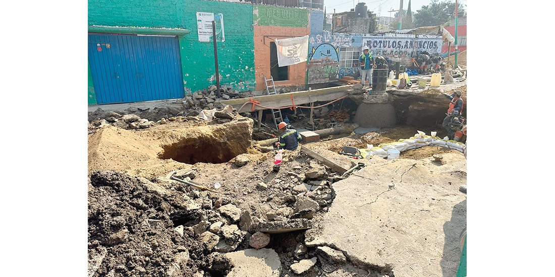 TRABAJADORES REALIZAN las reparaciones debidas en la
tubería afectada de Culhuacán, en Iztapalapa, ayer.