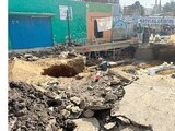 TRABAJADORES REALIZAN las reparaciones debidas en la
tubería afectada de Culhuacán, en Iztapalapa, ayer.