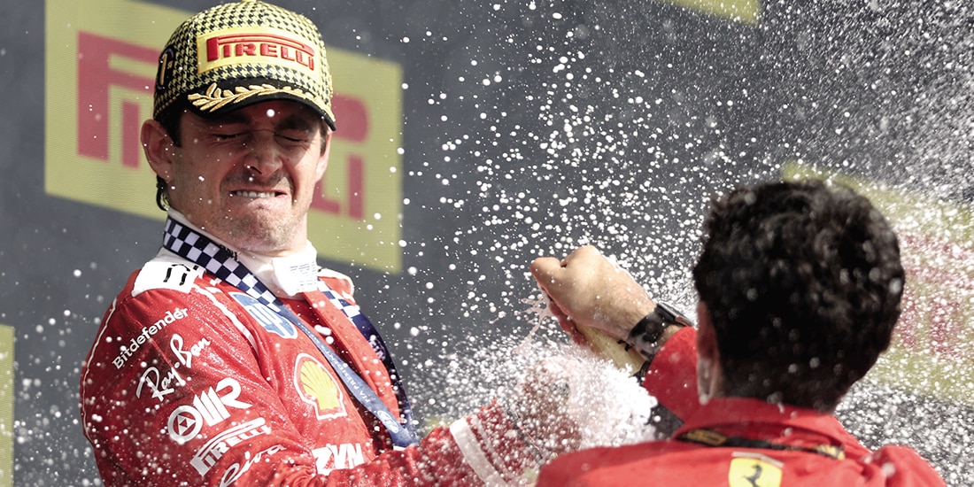 El monegasco celebra con la champagne, ayer, su triunfo.