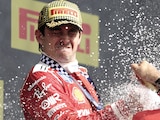 El monegasco celebra con la champagne, ayer, su triunfo.