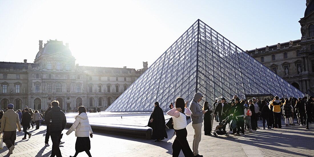 Visitantes, fuera del Museo de Louvre, en octubre pasado, en París, Francia.
