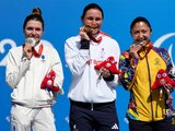 La británica Sarah Storey, con su medalla de oro, rodeada de la francesa Heidi Gaugain, plata, y la colombiana Paula Andrea Ossa Veloza, bronce, celebran en el podio de la carrera de ruta C4-5 de los Juegos Paralímpicos París 2024.