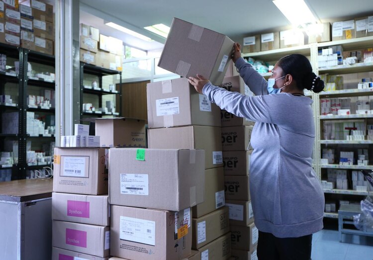 Se han entregado en total de 749 claves y 538 mil 401 piezas de material de curación e insumos para continuar los servicios de salud en Acapulco.