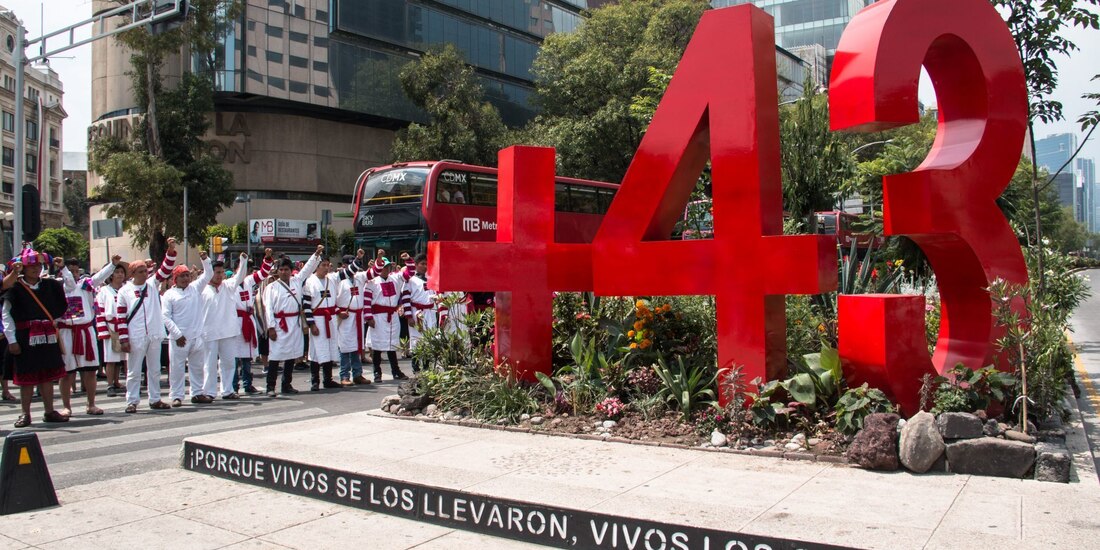 Antimonumento a los 43 normalistas desaparecidos de Ayotzinapa.