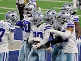 Jugadores de Cowboys festejan una intercepción en el juego contra Eagles en la Semana 16 de la NFL.