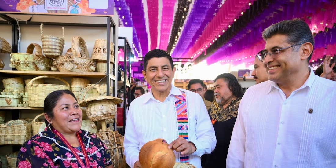 Salomón Jara Cruz con artesanos de la entidad.