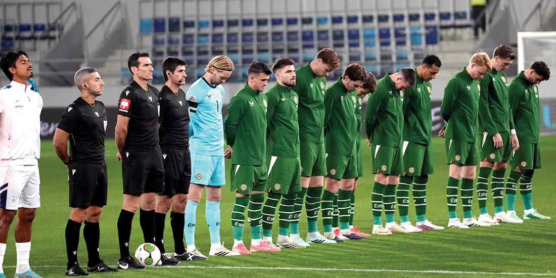 Futbolistas de Irlanda inclinan la cabeza durante el himno de Israel, ayer.