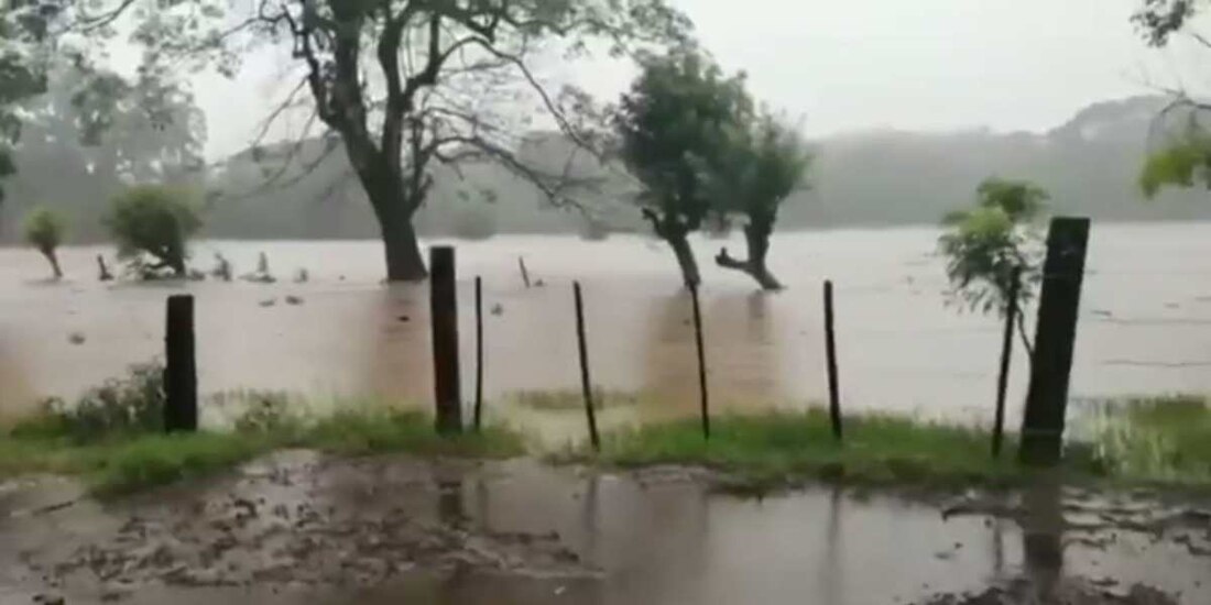 Protección Civil del estado informó el desbordamiento por las lluvias del río Mala, localizado en el municipio de San Juan Guichicovi, en el norte del Istmo de Tehuantepec.