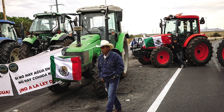 Agricultores bloquean algunas carreteras de Zacatecas en oposición a la reforma a la Ley de Aguas Nacionales, ayer.