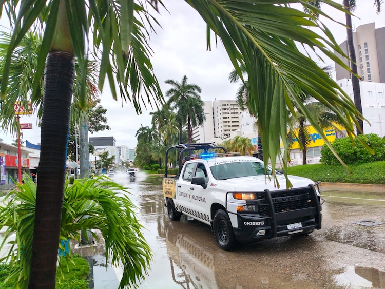 Elementos del Ejército Mexicano auxilian a la población afectada tras el paso de la tormenta tropical "Simón" en Guerrero.
