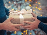 ¿Aún no sabes cómo envolver tus regalos de Navidad? Te decimos cómo puedes hacerlo desde la comodidad de tu hogar