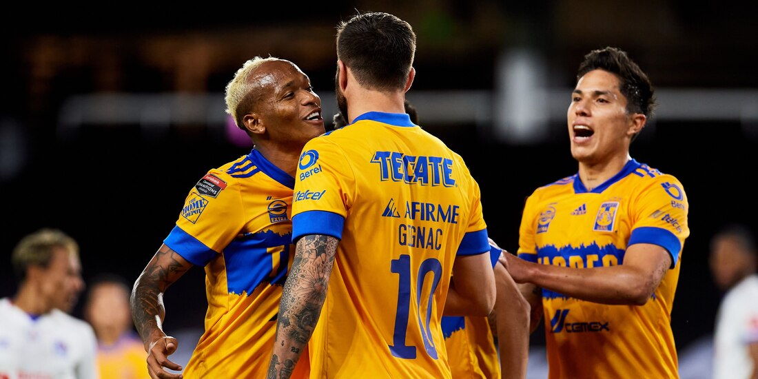 Jugadores de Tigres festejan un gol contra el Olimpia en las semifinales de la Concachampions.