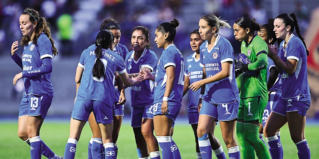 JUGADORAS del Cruz Azul, el mes
pasado en un duelo regular.
