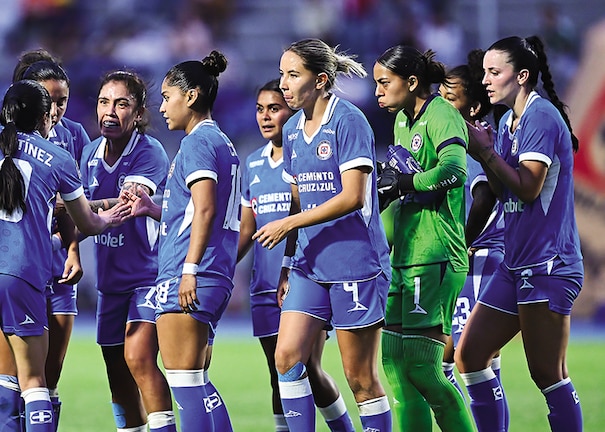 JUGADORAS del Cruz Azul, el mes
pasado en un duelo regular.