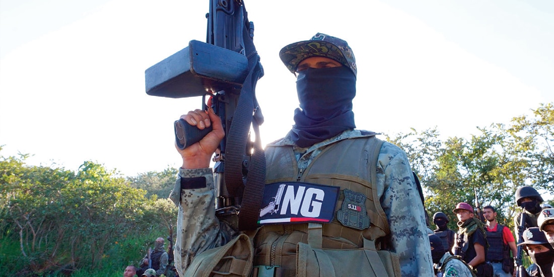 PRESUNTOS INTEGRANTES del Cártel Jalisco Nueva Generación en la sierra de Michoacán, en imagen de archivo.