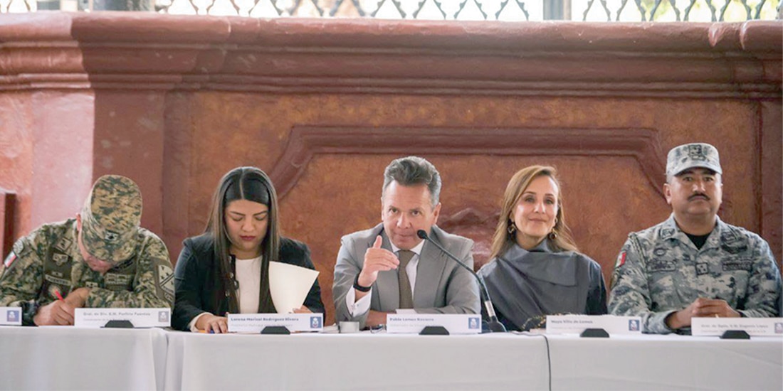 EL GOBERNADOR de Jalisco, Pablo Lemus, en reunión ayer con la alcaldesa Lorena Rodríguez (2.ª de izq. a der.).