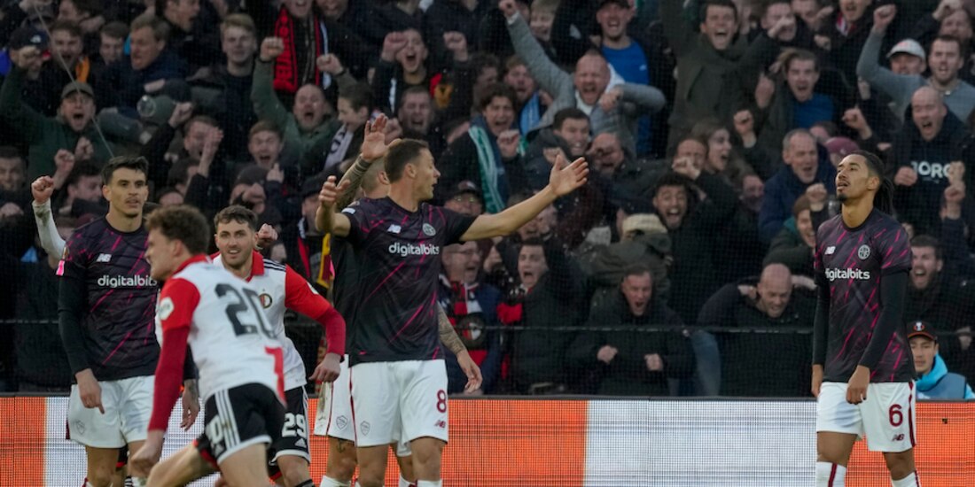 Santi celebra con Wieffer la anotación de ayer en Países Bajos.