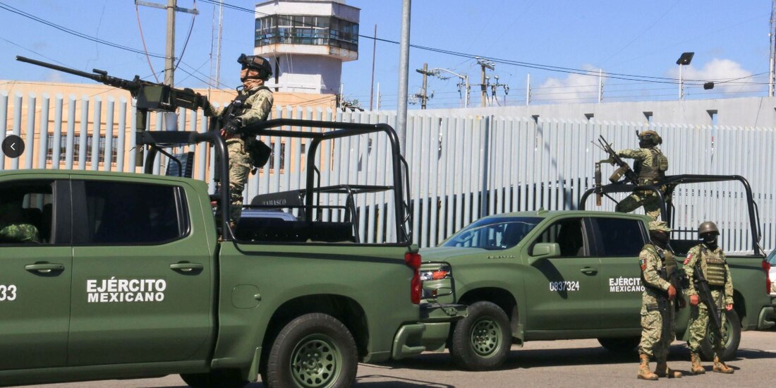 Elementos del Ejército custodian el Centro de Reinserción Social de Villahermosa, tras el motín registrado ayer.