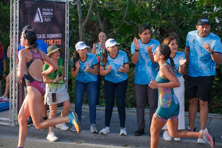 Competidores de seis países arrancan el Triatlón Astri en Cancún, con meta en el asta bandera monumental.