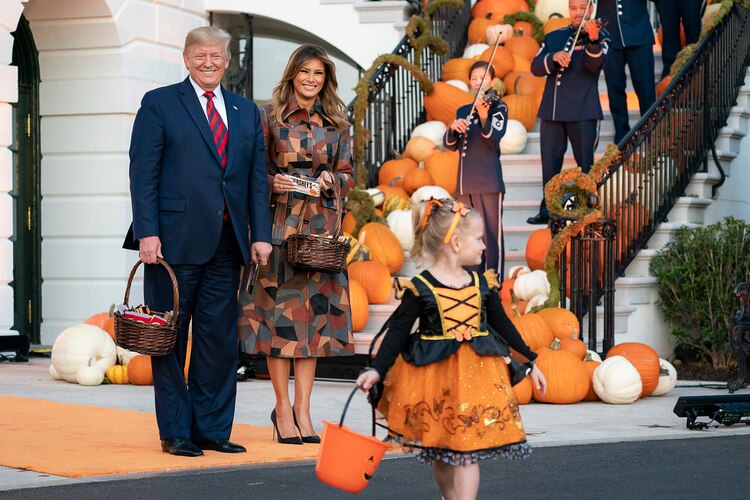 Donald y Melania Trump celebrando Halloween en la Casa Blanca.