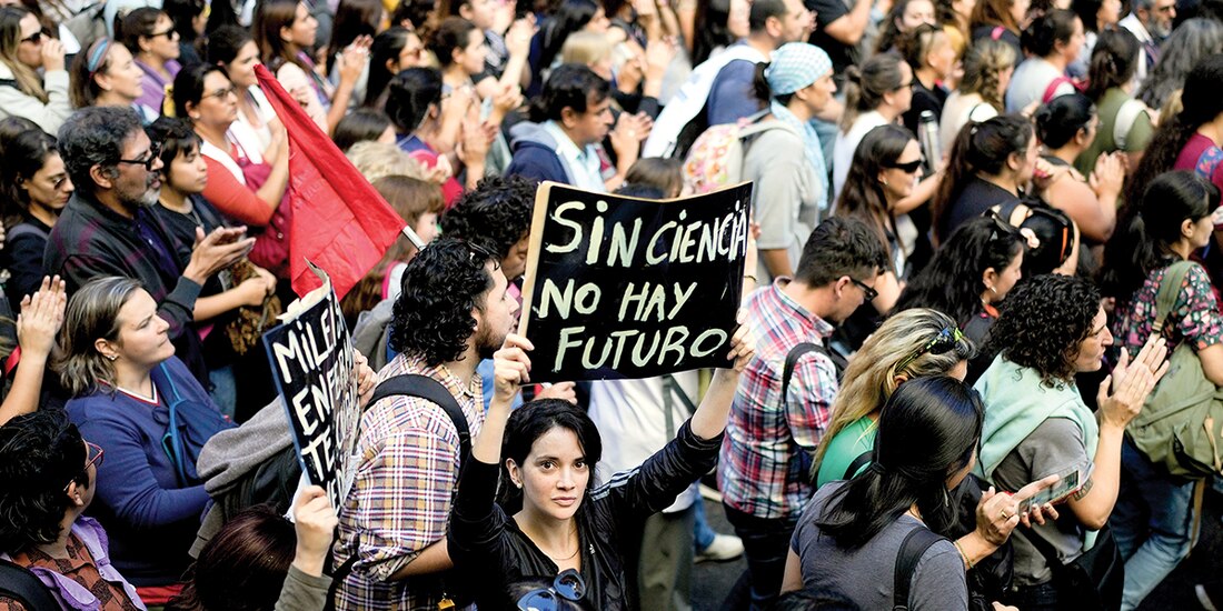 Miles de estudiantes argentinos protestan contra los recortes de Milei a las universidades.