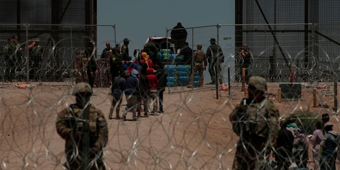 Migrantes de diversas nacionalidades esperan para ser procesados por las autoridades del departamento de migración de EU, el 11 de mayo del 2023.