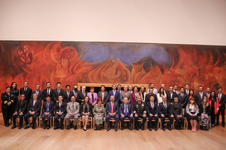 A la designación del gobernador Bedolla como coordinador de la comisión asistieron distintos embajadores y representantes de diferentes estados