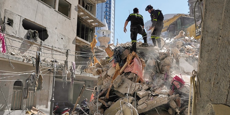 ESCOMBROS de un edificio en Líbano, el 9 de abril.