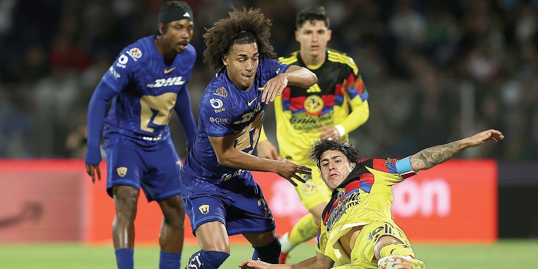 CARRASQUILLA y Zendejas pelean un balón el 21 de marzo de 2026.