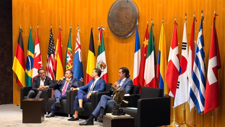 El Secretario de Turismo de Acapulco, Noé Peralta, presentó en la Cámara de Diputados los avances de la reactivación del puerto.