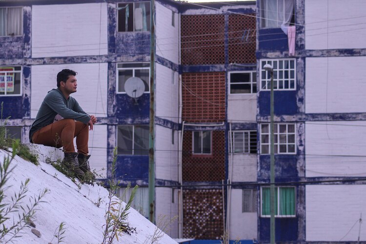 Isra, afuera de su casa, en Atizapán de Zaragoza, Estado de México.
