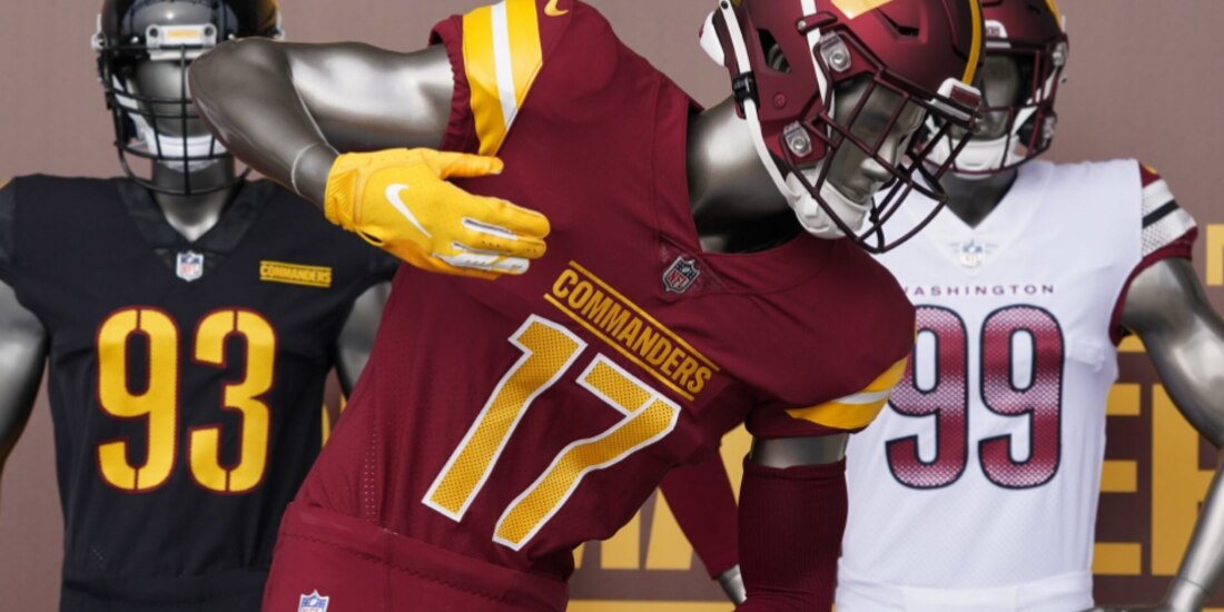 Se exhiben camisetas de los Commanders de Washington en febrero de 2022, tras cambiar de nombre.