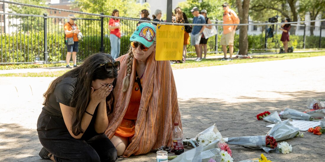 Una mujer llora ayer afuera de de la residencia del gobernador de Texas.