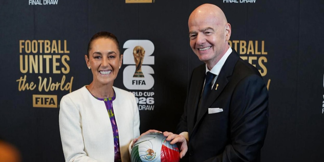 Claudia Sheinbaum Pardo, presidenta de México, posa con Gianni Infantino, presidente de la FIFA