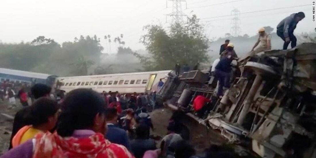 Imágenes después de que un tren de pasajeros se descarriló en la India.