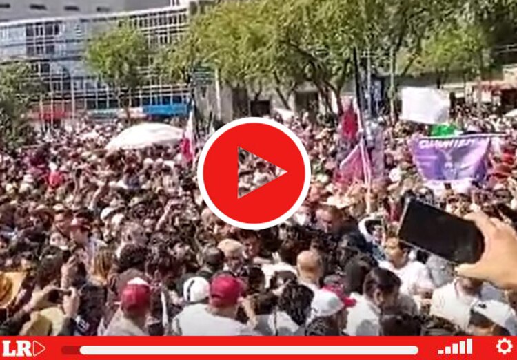 AMLO a su paso por la Glorieta de las mujeres que luchan.