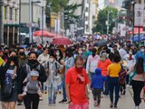 Cientos de personas caminan por la calle Francisco I. Madero en el Centro Histórico de la Ciudad de México.