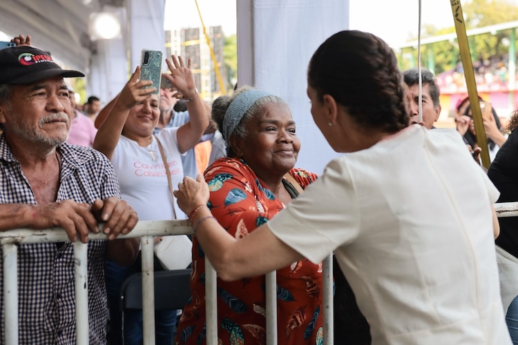 Beneficiarias de Acapulco reciben sus tarjetas de la Pensión Mujeres Bienestar de manos de la Presidenta.