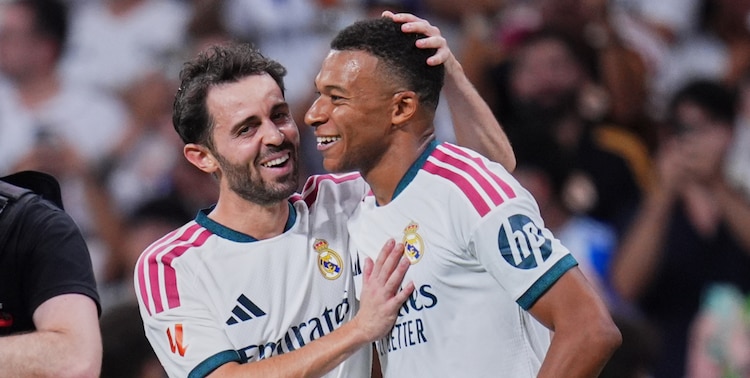 Kylian Mbappé celebrando uno de sus goles con Bernardo Silva.