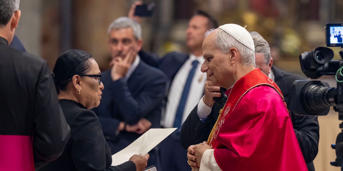 Rosa Icela Rodríguez y el papa León XIV.