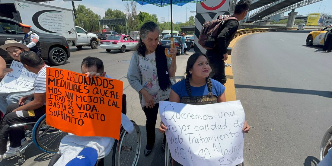 Manifestantes bloquean el acceso a la Terminal 1 del AICM.