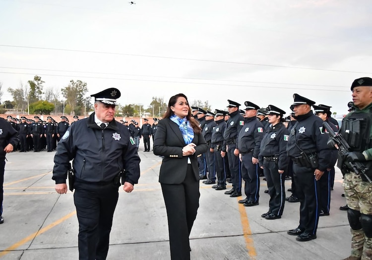 Antonio Martínez Romo acompaña a la mandataria en el anuncio de mejoras laborales.