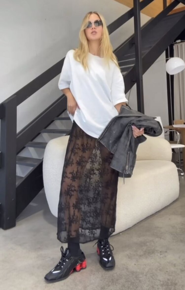 Utiliza una playera sencilla o de alguna agrupación y unela con un bottom interesante.